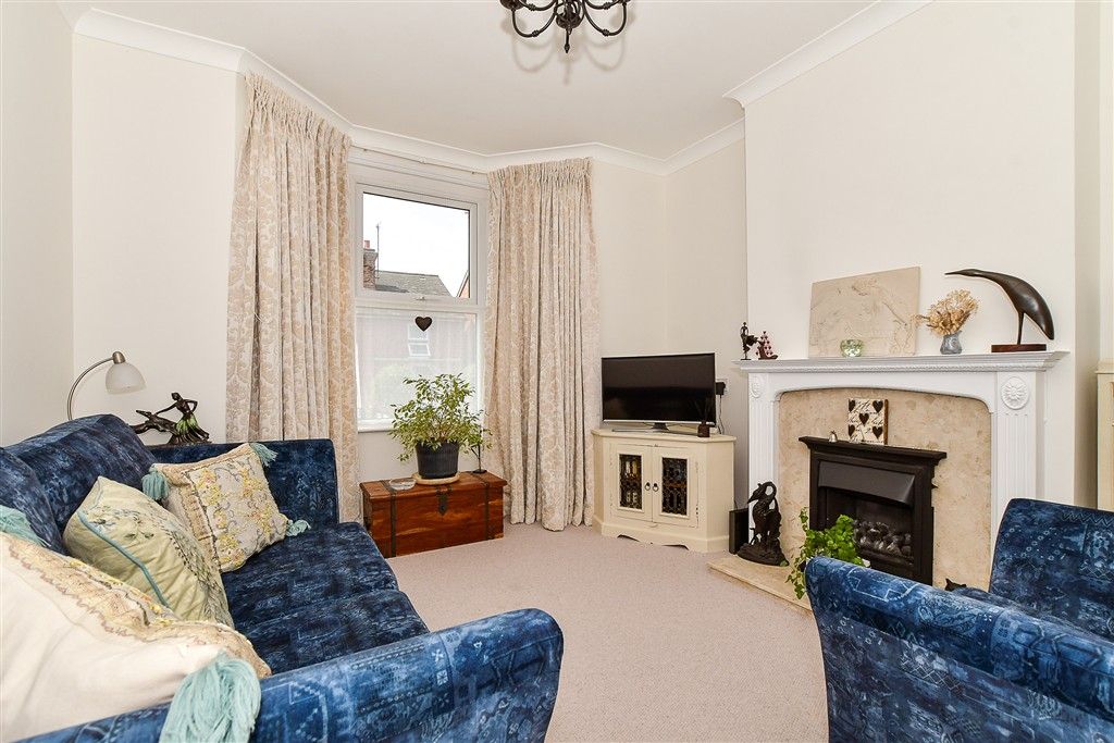 Property photo 3 of 11 Lounge