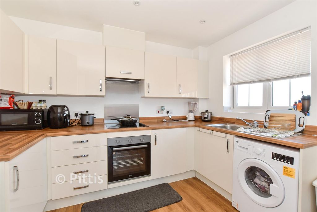 Property photo 3 of 7 Kitchen