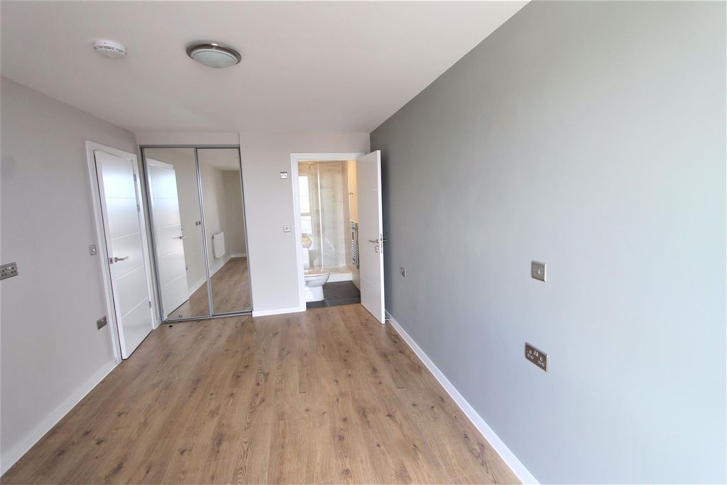 Property photo 2 of 7 Bed1.Jpg