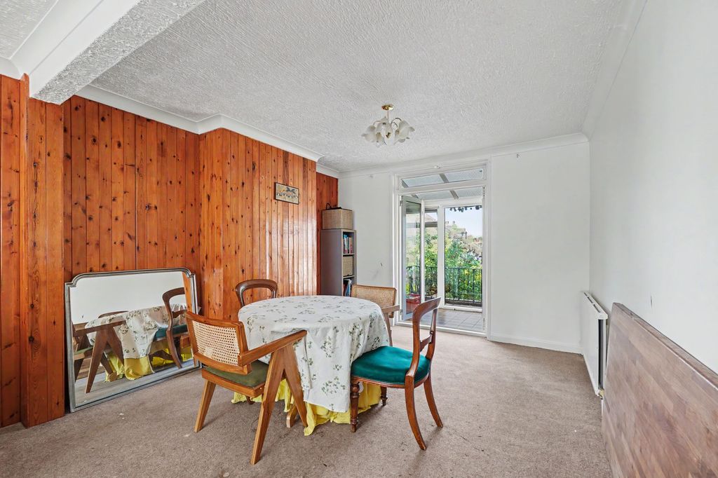 Property photo 2 of 31