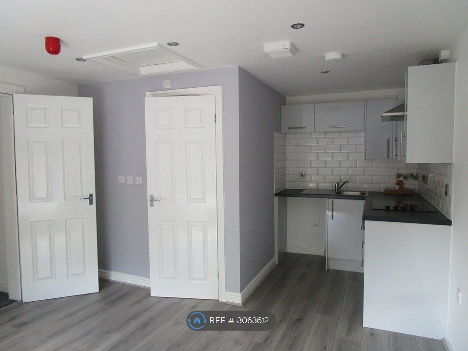 Property photo 3 of 9 Lounge / Kitchen