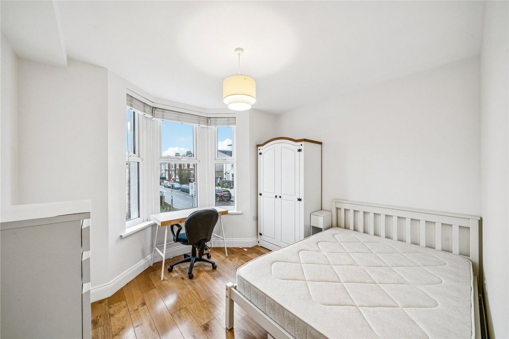 Property photo 3 of 8 Bedroom