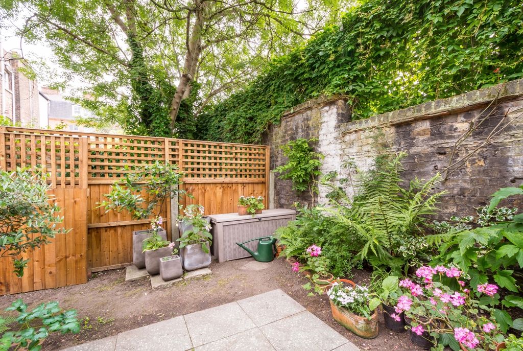 Property photo 3 of 11 Garden 3