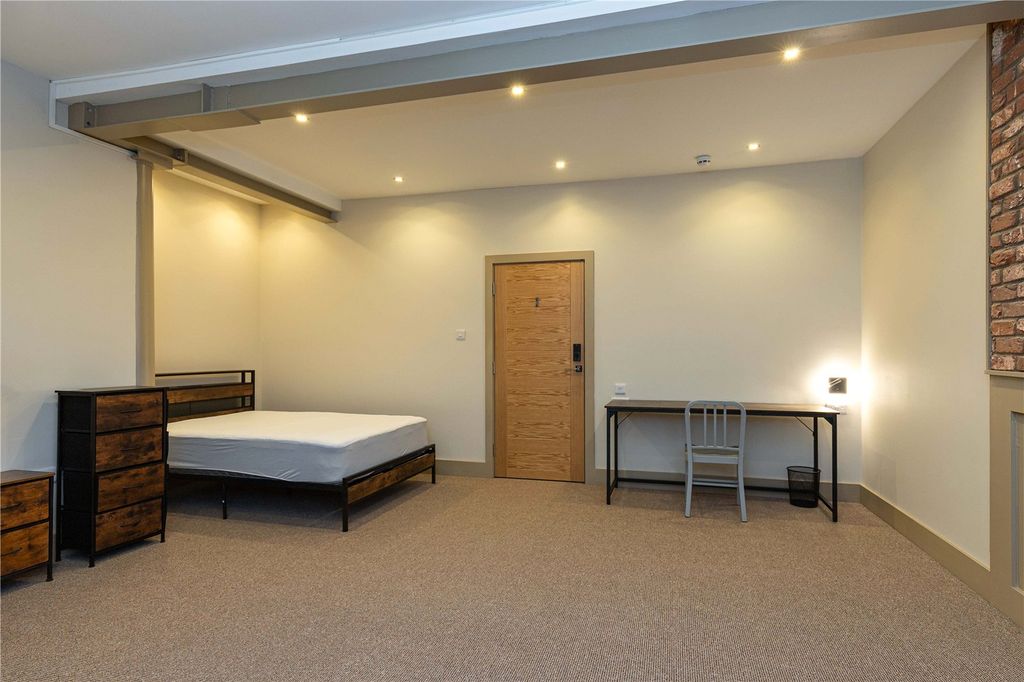 Property photo 1 of 13 Room 5