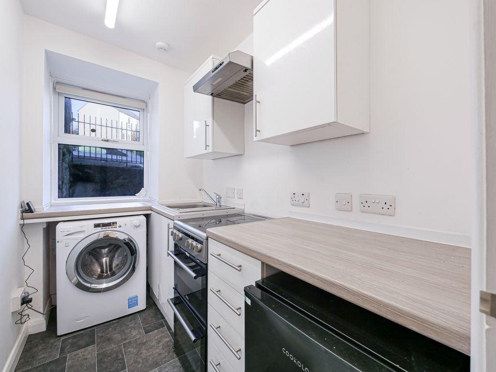 Property photo 2 of 7 Kitchen