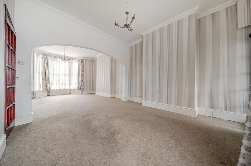 Property photo 2 of 12 Through Lounge.Jpg