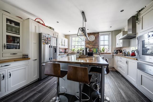 Property photo 2 of 18 Kitchen