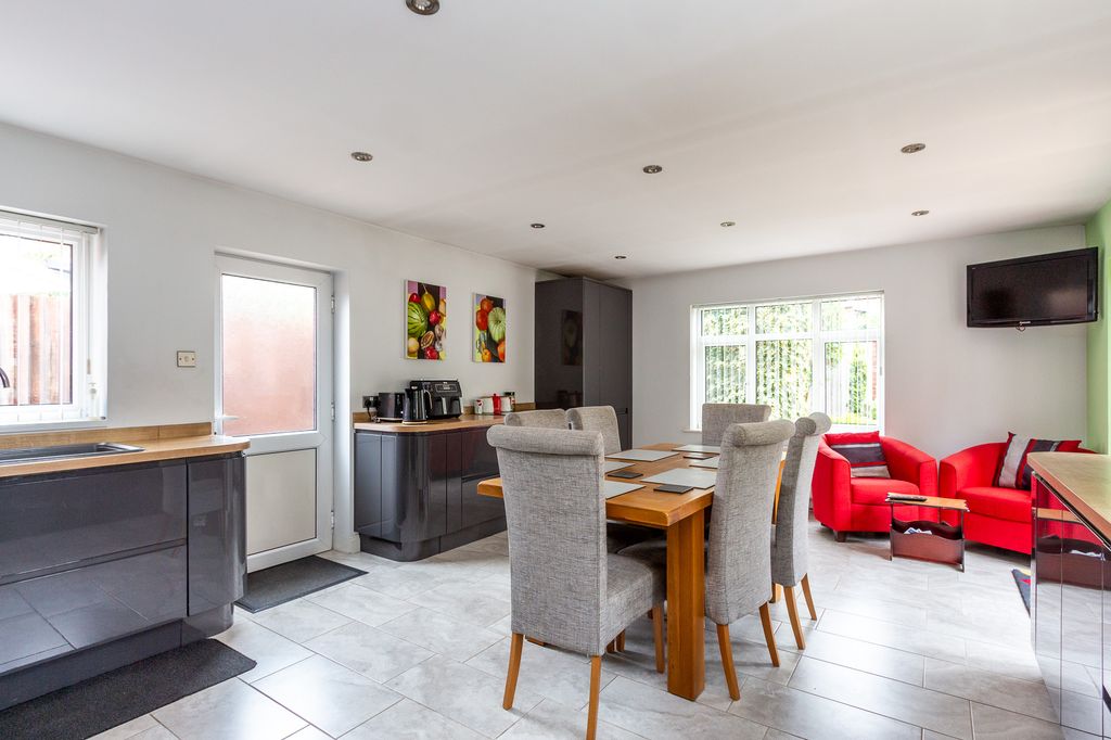 Property photo 2 of 19 Kitchen/Dining Room