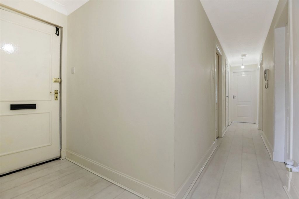 Property photo 2 of 20 Entrance Hall
