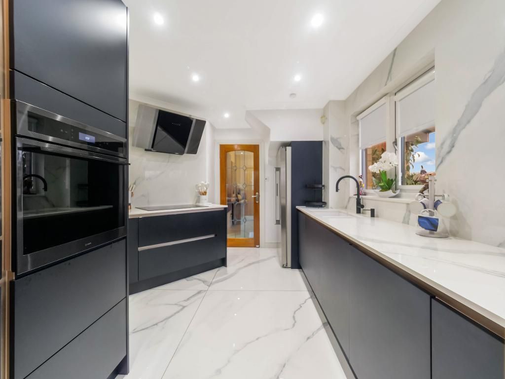 Property photo 3 of 26 Kitchen