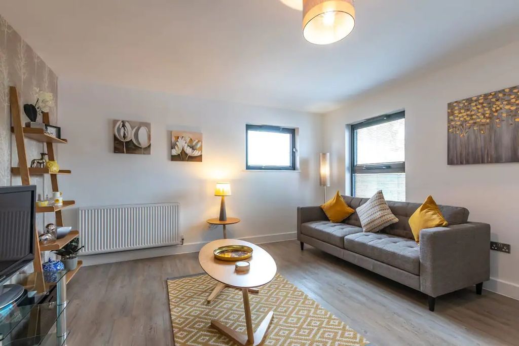 Property photo 2 of 17 7F89Ebab-66E0-44Ea-9c5B-74181608d7B3