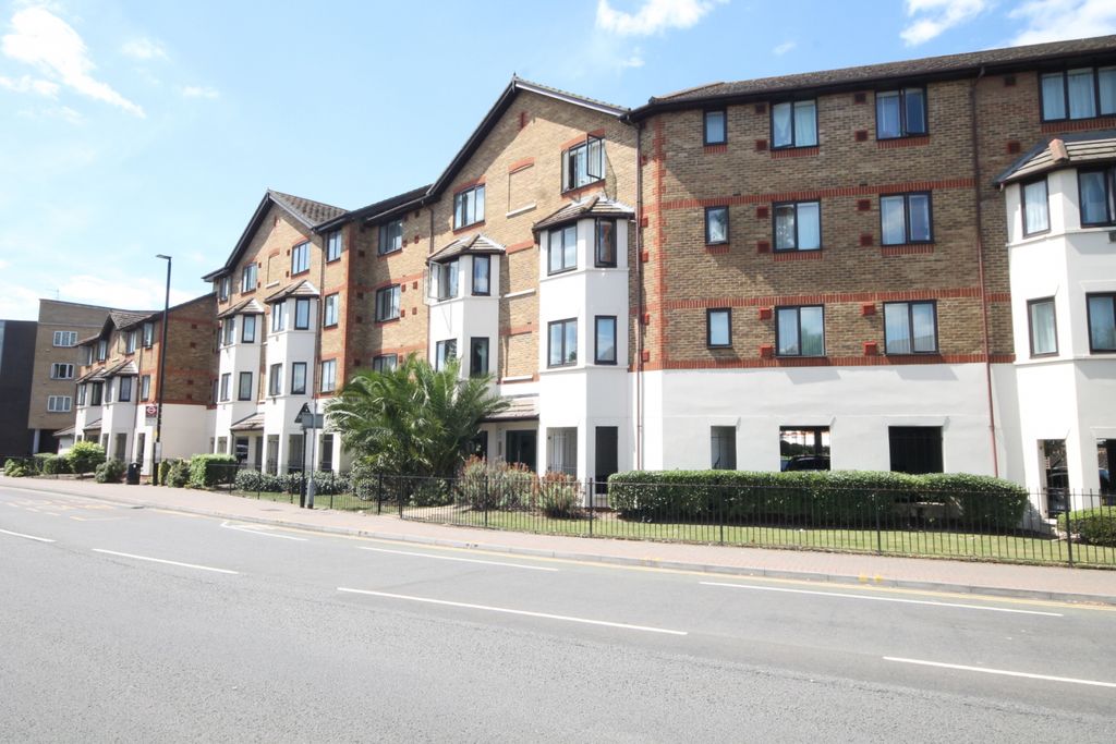 Property photo 1 of 10 An Exceptional Two Bedroom, Two Bathroom Modern Apartment, Located Centrally In Hounslow, Within Easy Reach Of Hounslow Central Tube Station And Hounslow British Rail Station.