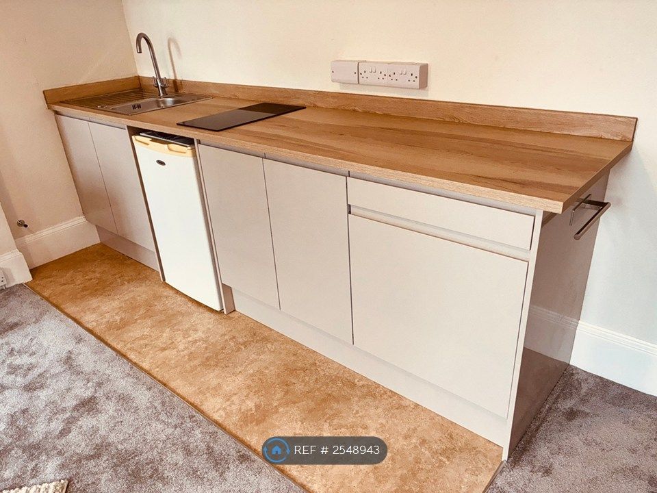 Property photo 3 of 10 Kitchen