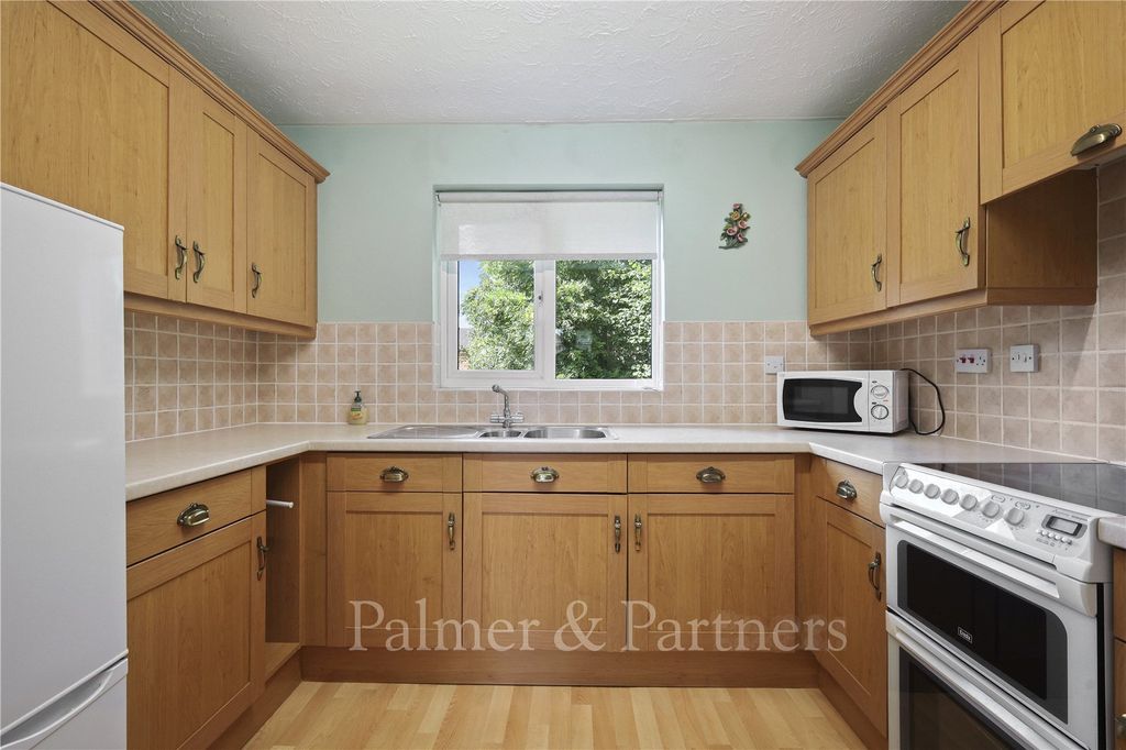 Property photo 3 of 8 Kitchen