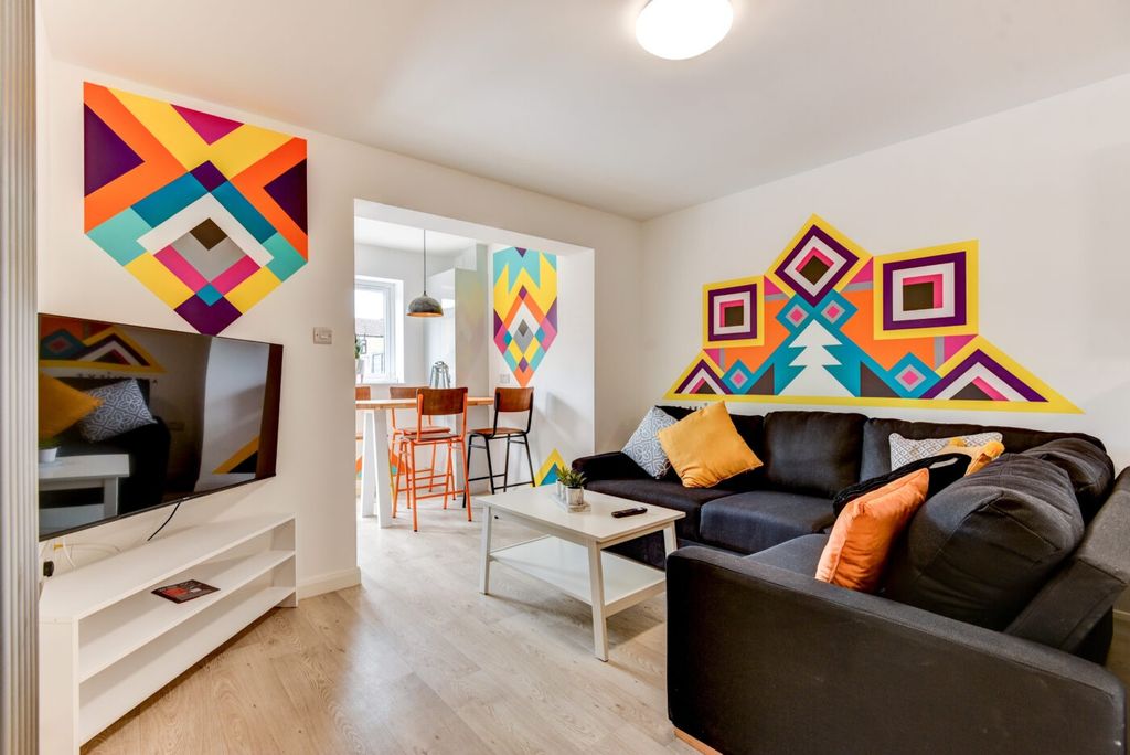 Property photo 1 of 5 Bright, Contemporary Living Room With A Large Sect...