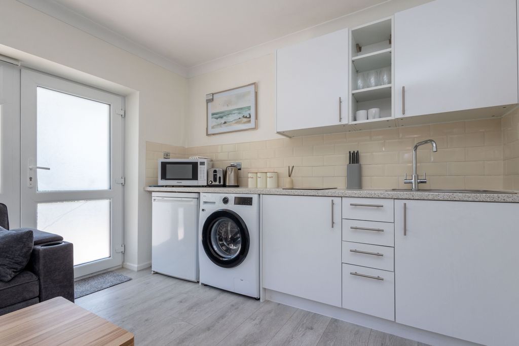 Property photo 3 of 10 R6M_0060