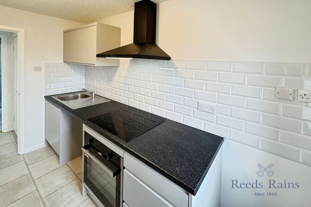 Property photo 2 of 8 Kitchen