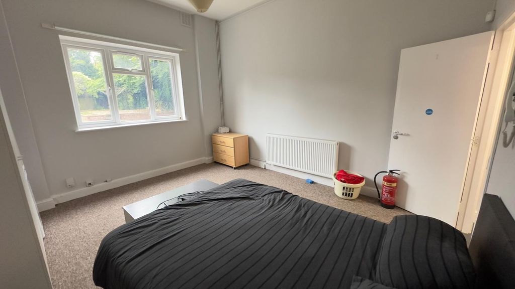 Property photo 2 of 14  Room 2- 850 Available From 01/09/2025