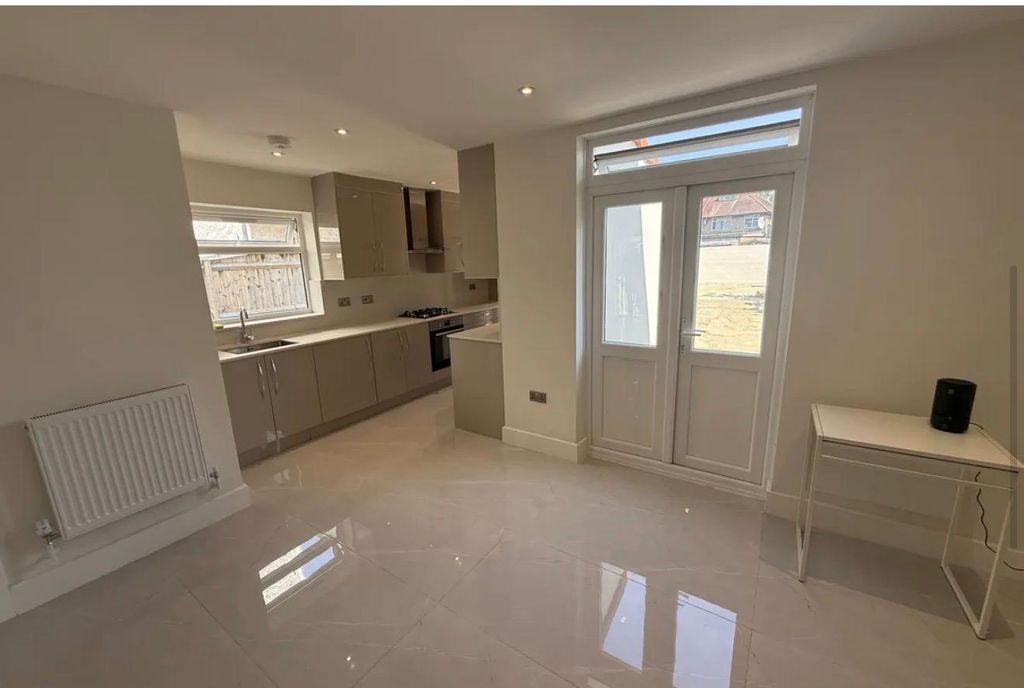 Property photo 3 of 7 Kitchen/ Dining Room