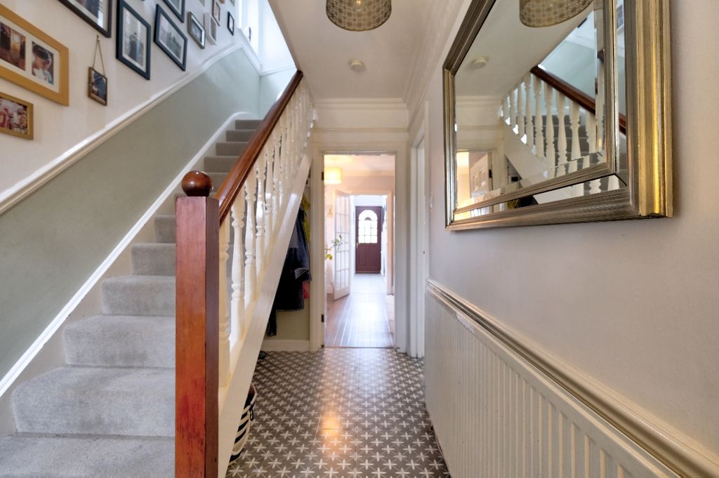 Property photo 2 of 26 Entrance Hall