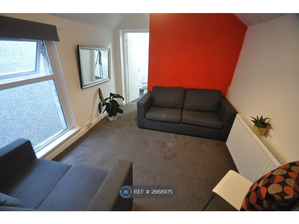 Property photo 1 of 17 Living Room