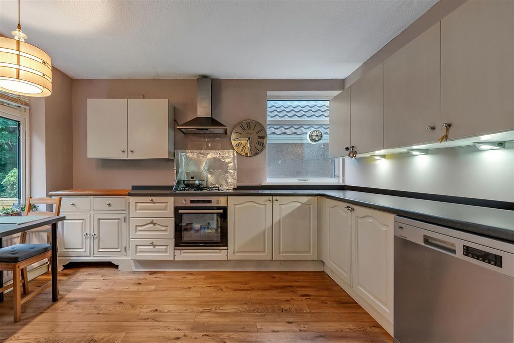 Property photo 3 of 10 Kitchen