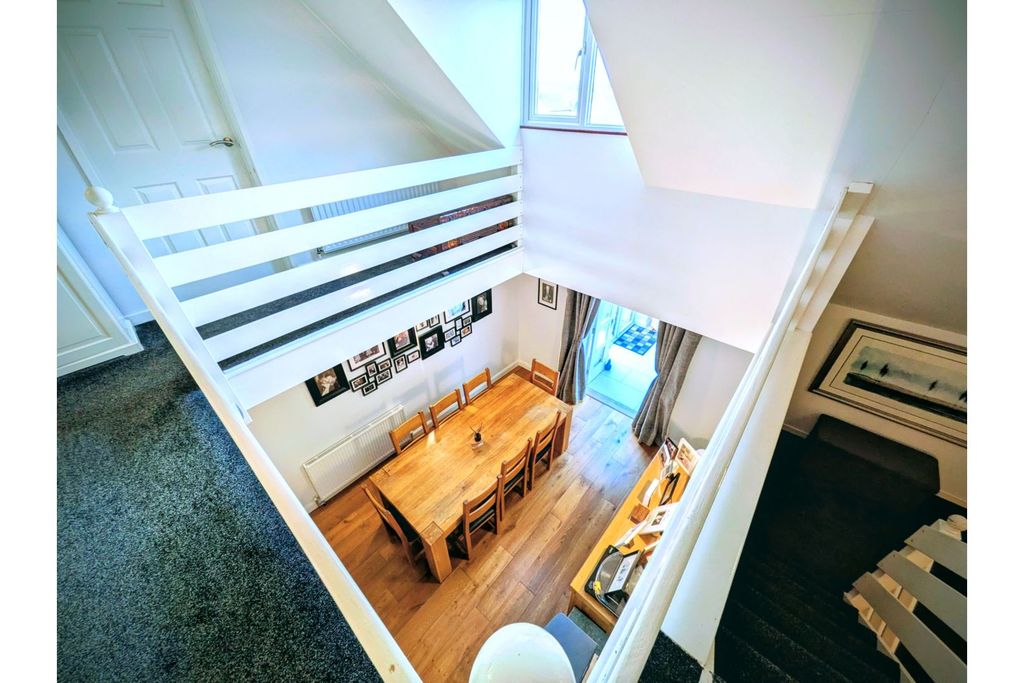 Property photo 2 of 30 Galleried Landing