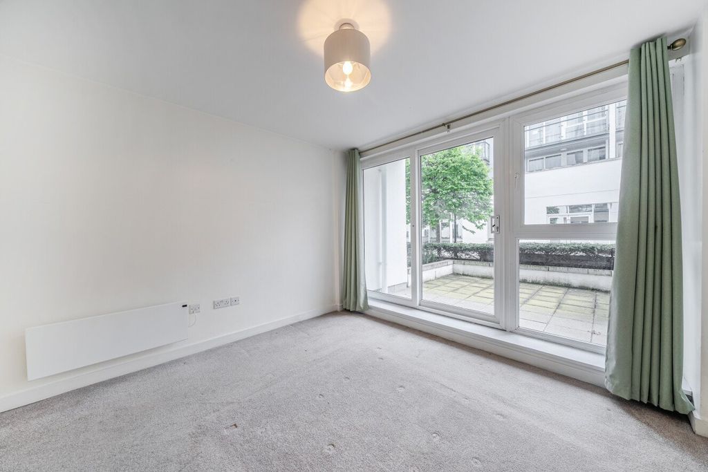 Property photo 2 of 8 Picture No. 15