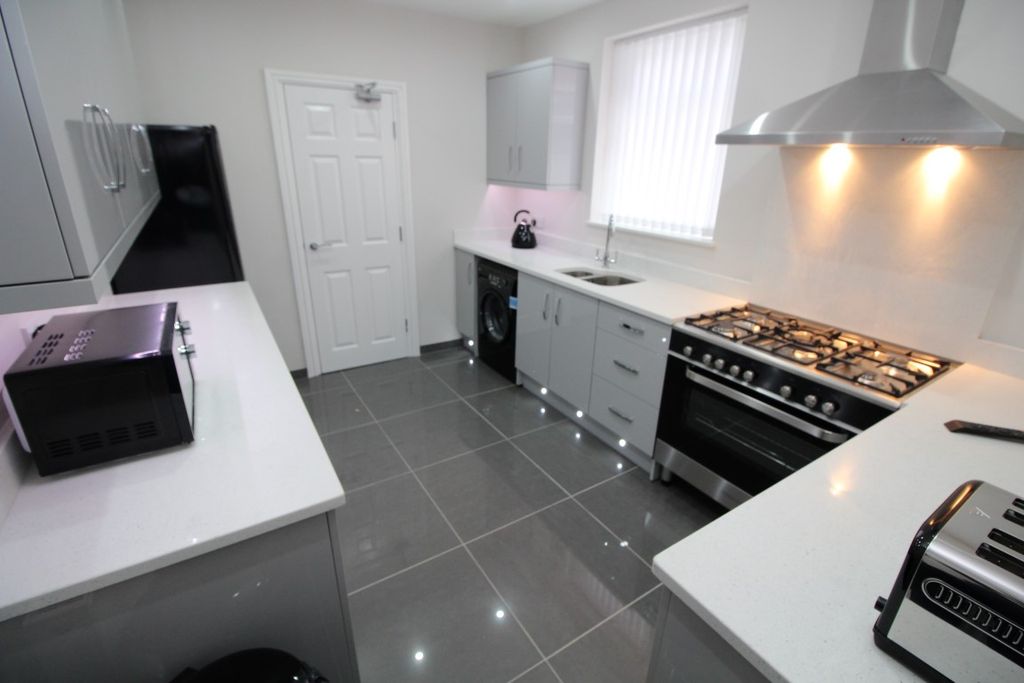 Property photo 2 of 18 Kitchen