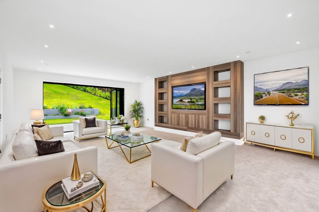 Property photo 2 of 25