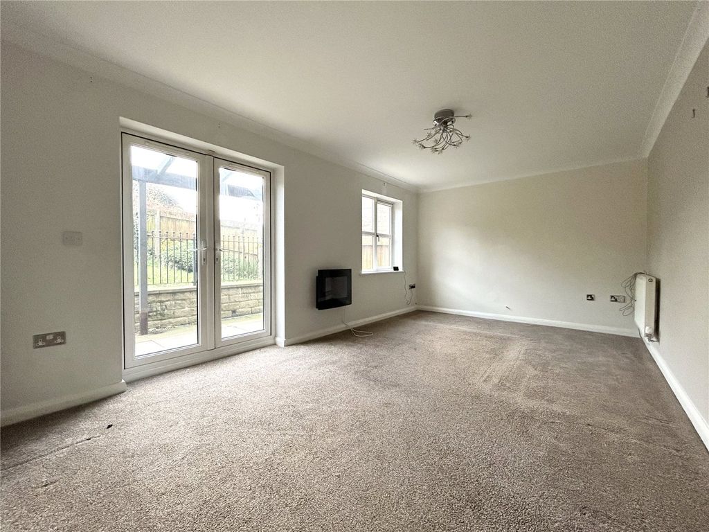 Property photo 3 of 17 Lounge