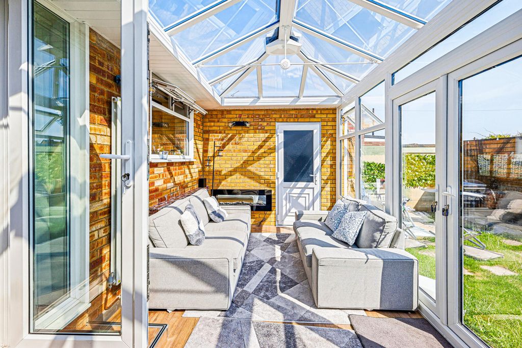 Property photo 2 of 27 Conservatory