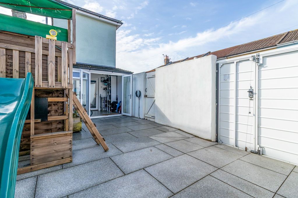 Property photo 2 of 23 .