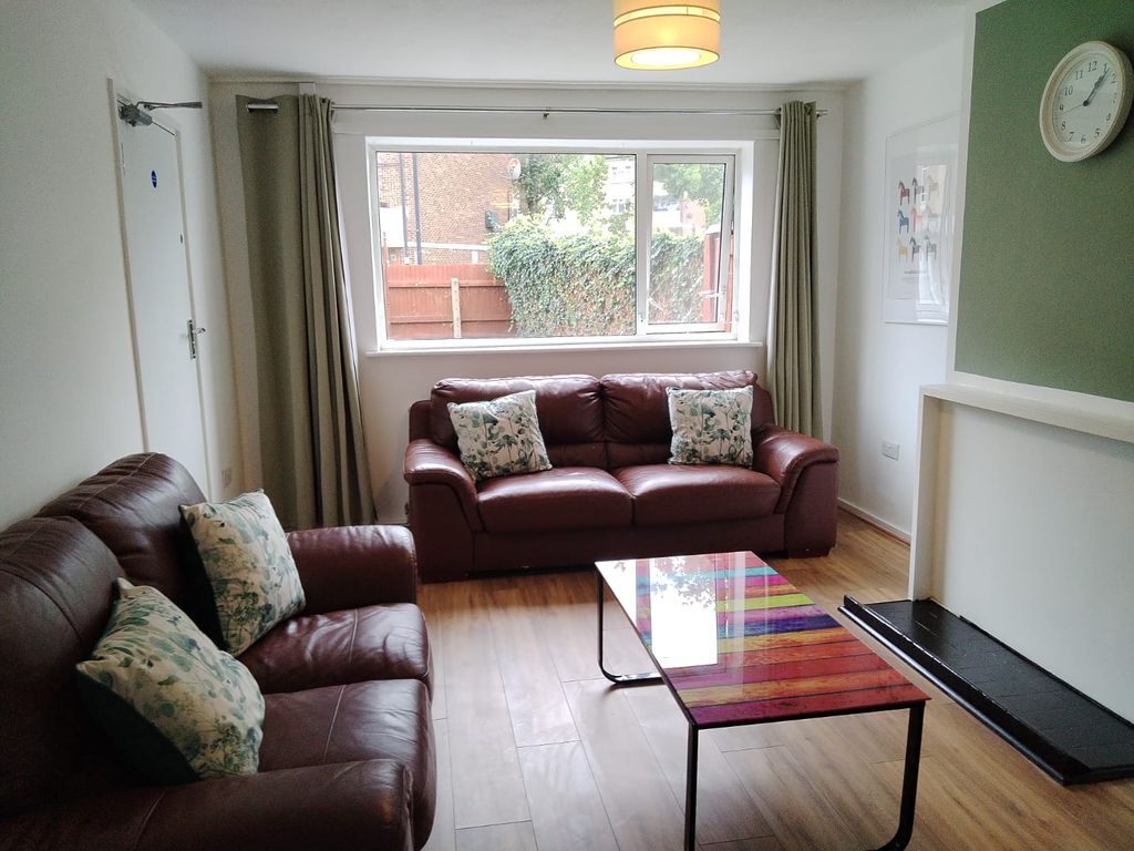 Property photo 2 of 11 Lounge