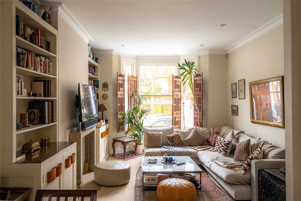 Property photo 3 of 19 Living Room