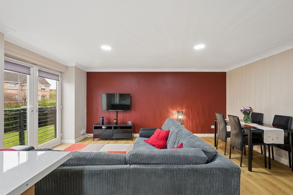 Property photo 2 of 17 Lounge/ Dining Area