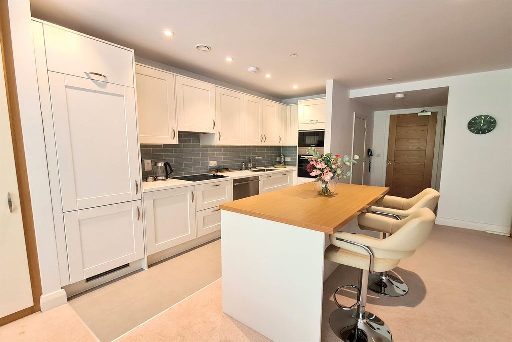 Property photo 3 of 10 Kitchen