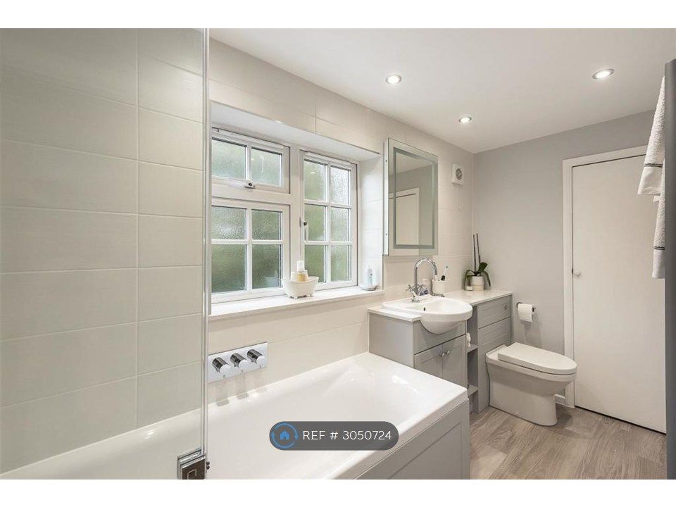 Property photo 3 of 10 Bathroom