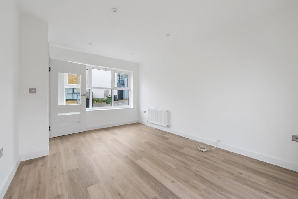 Property photo 3 of 18 5008352