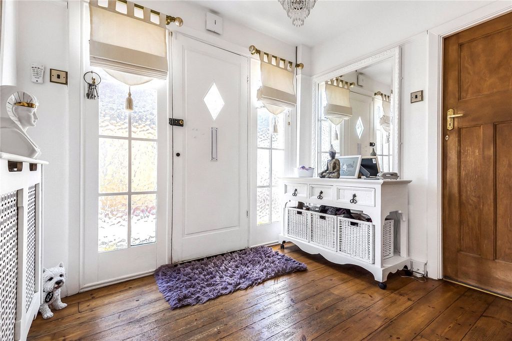 Property photo 2 of 16 Entrance Hall