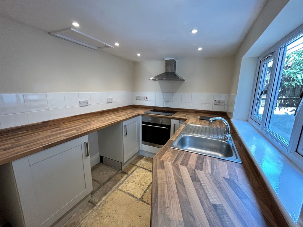 Property photo 2 of 7 Kitchen 1