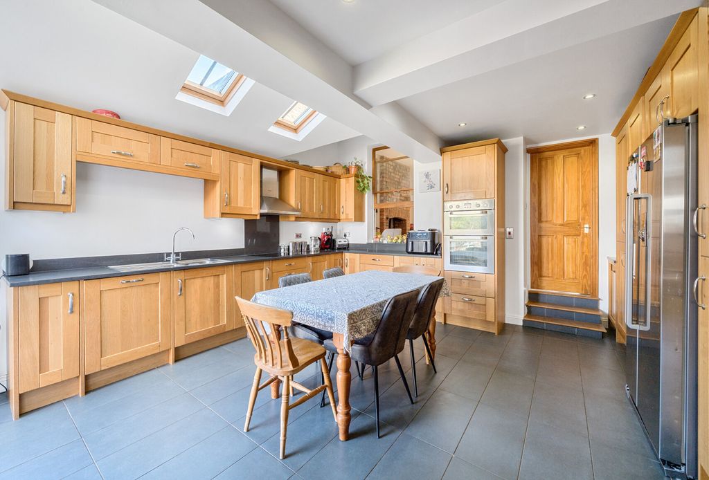 Property photo 3 of 14 1357152-12-68d589...