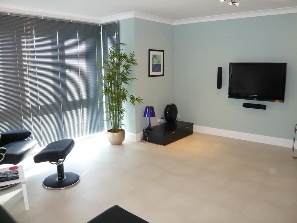 Property photo 2 of 5 7 Woodlands Terrace − Lounge