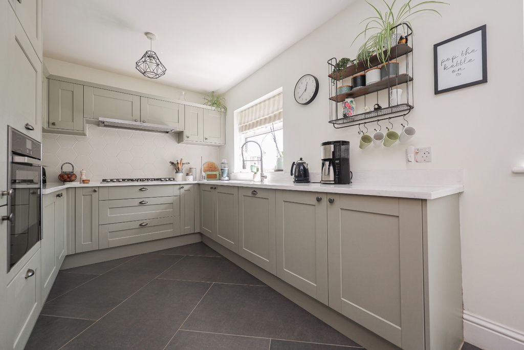Property photo 2 of 20 5263551
