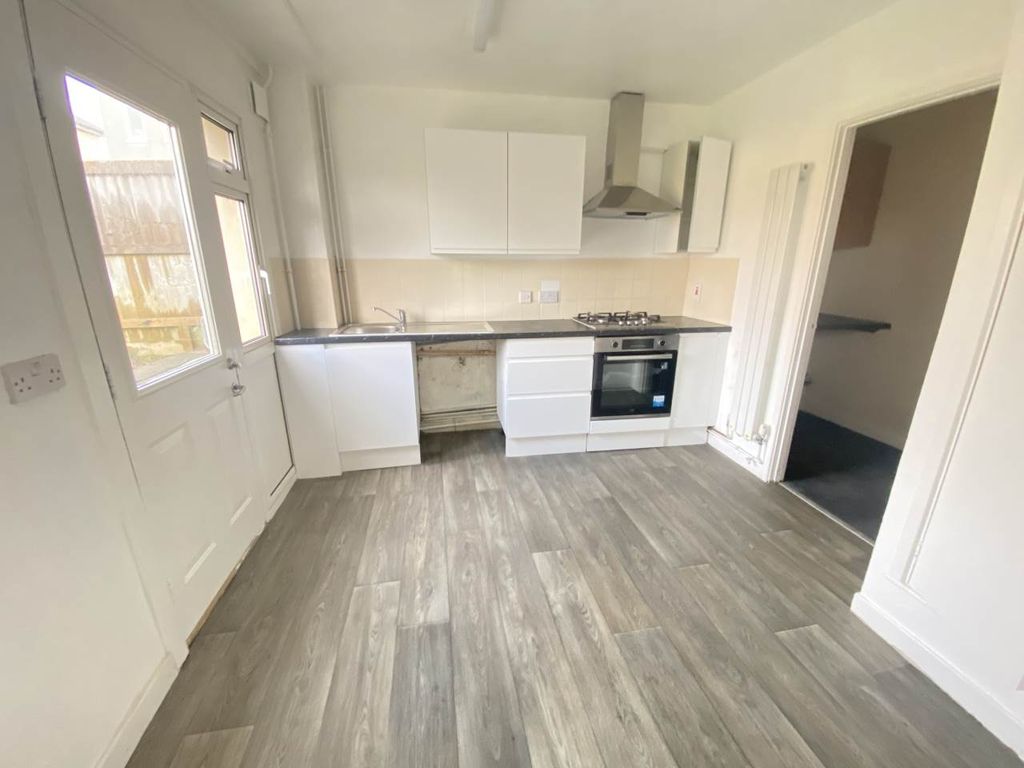 Property photo 2 of 10 Kitchen