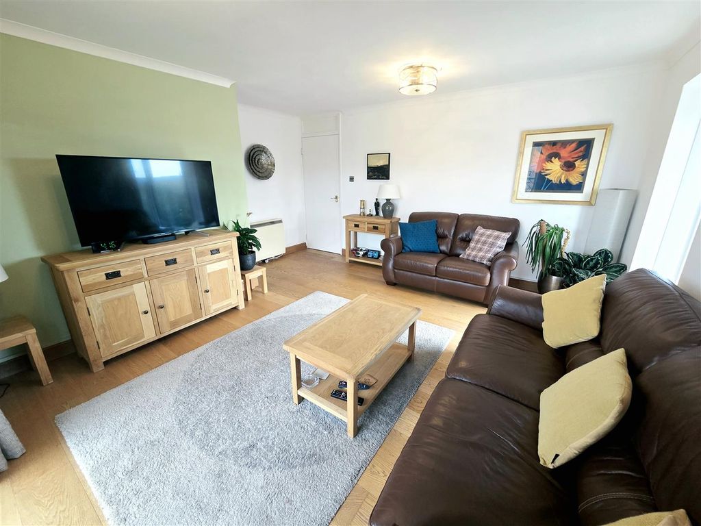 Property photo 3 of 19 Lounge A.Jpg