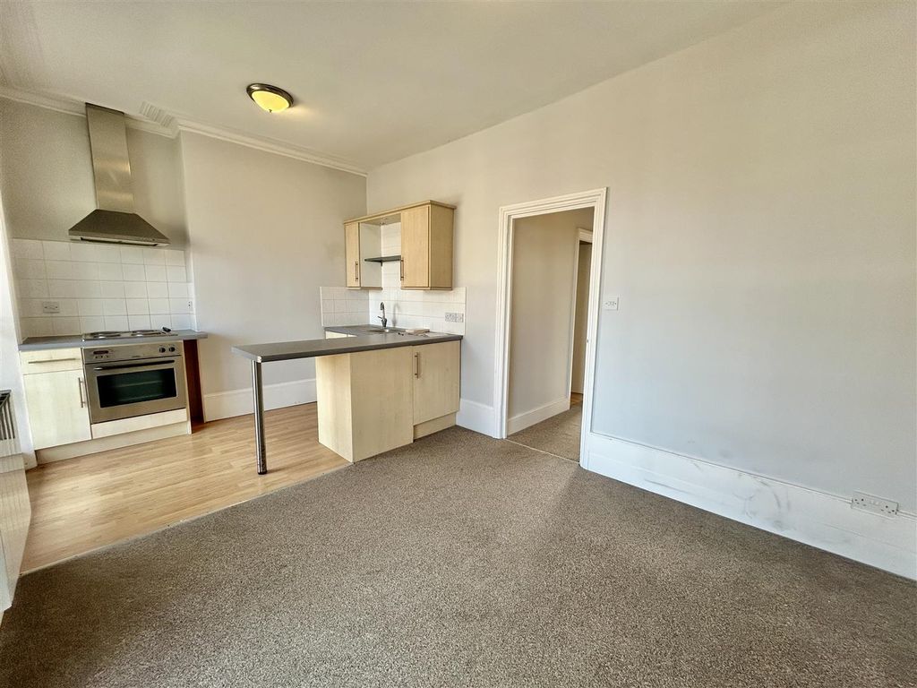 Property photo 2 of 9 Living Room/Kitchen
