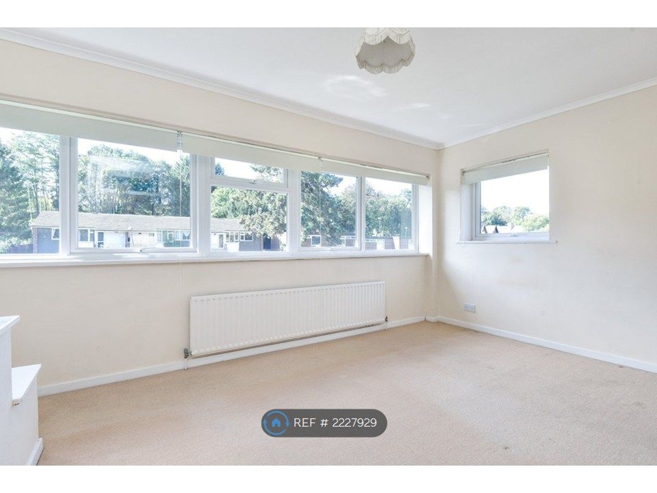 Property photo 2 of 7 Large Bedroom