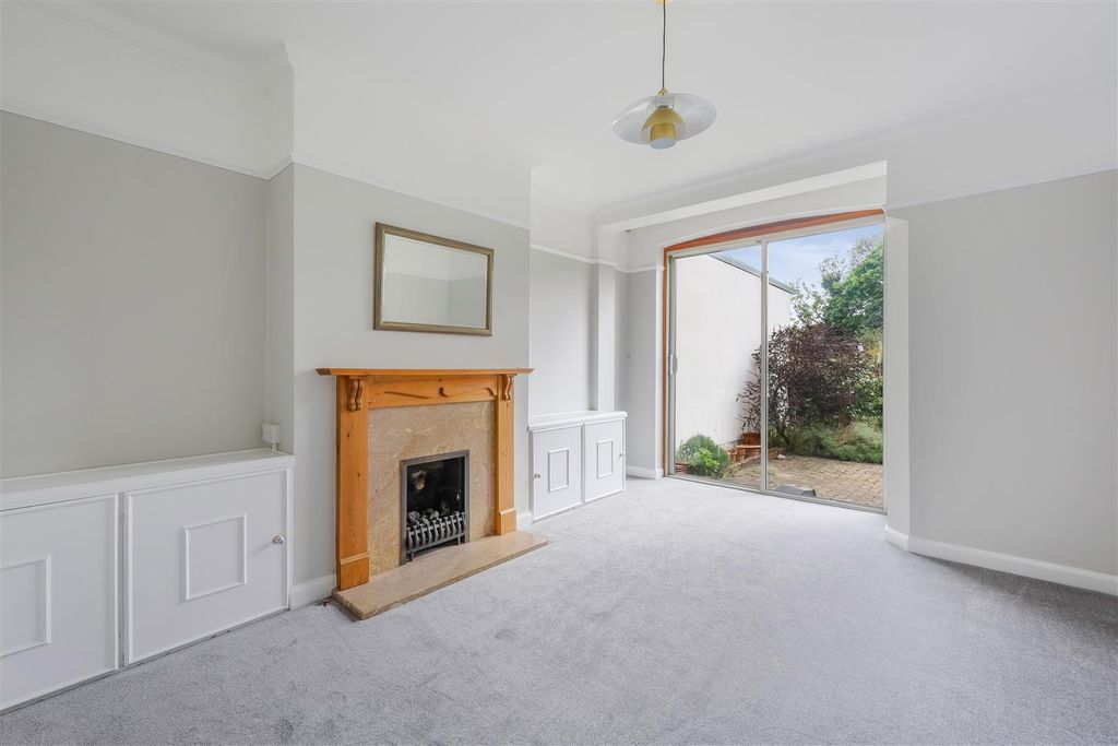 Property photo 3 of 16 Sandbourne Avenue, .Jpg