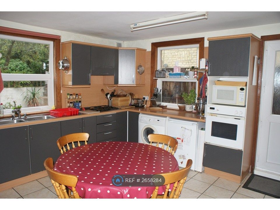 Property photo 3 of 17 Kitchen Facilities